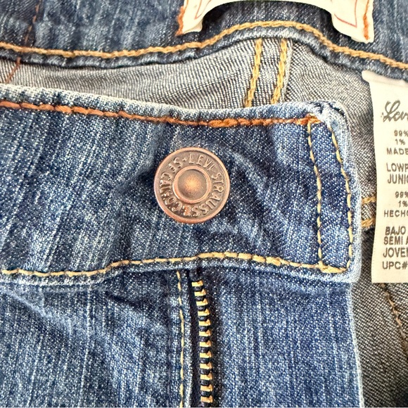 Levi's Women's Flared Jeans in Blue Wash - Picture 3 of 9